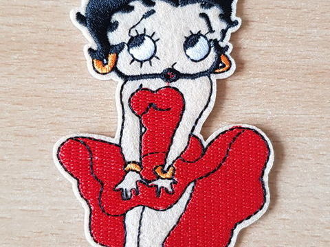 ecusson brod 
Betty boop en robe rouge
thermocollant  4 Carnon Plage (34)