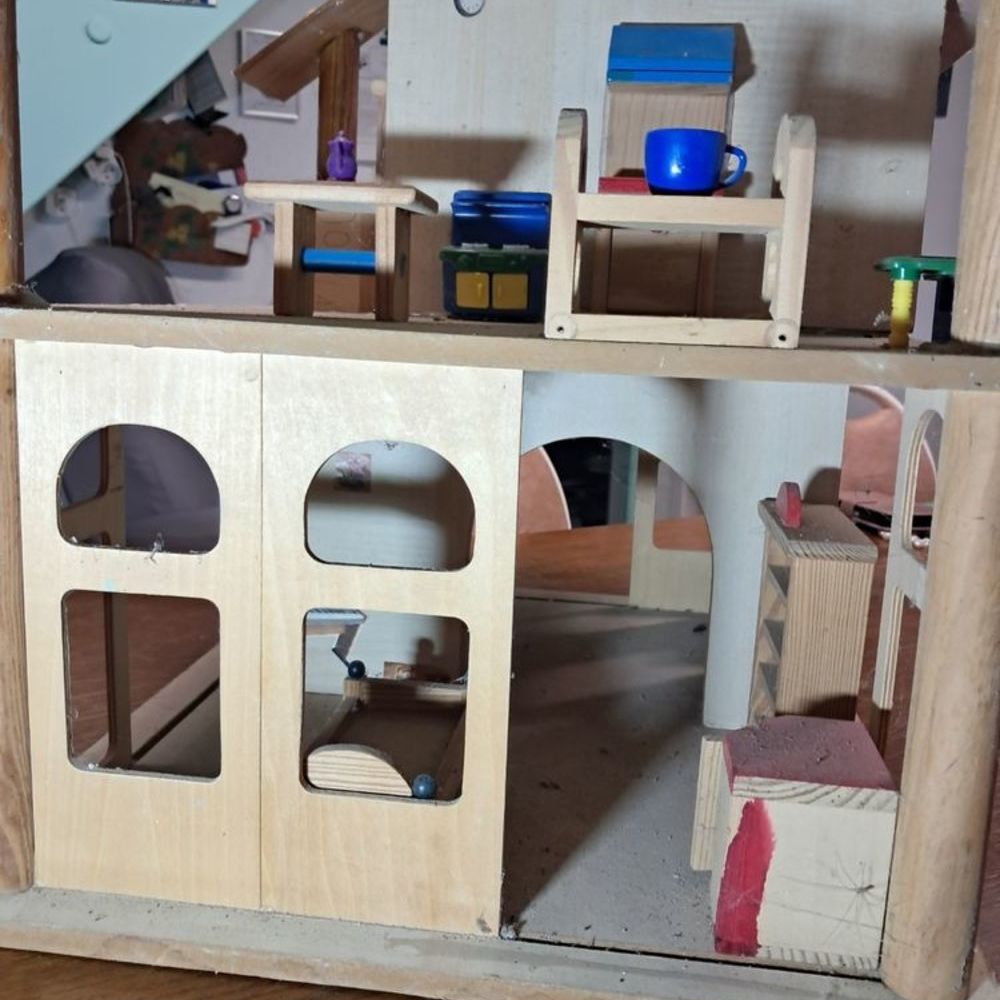 bonjour
Je vends cette jolie maison de poup&eacute;e en bois, id&eacute;al Mobilier enfants