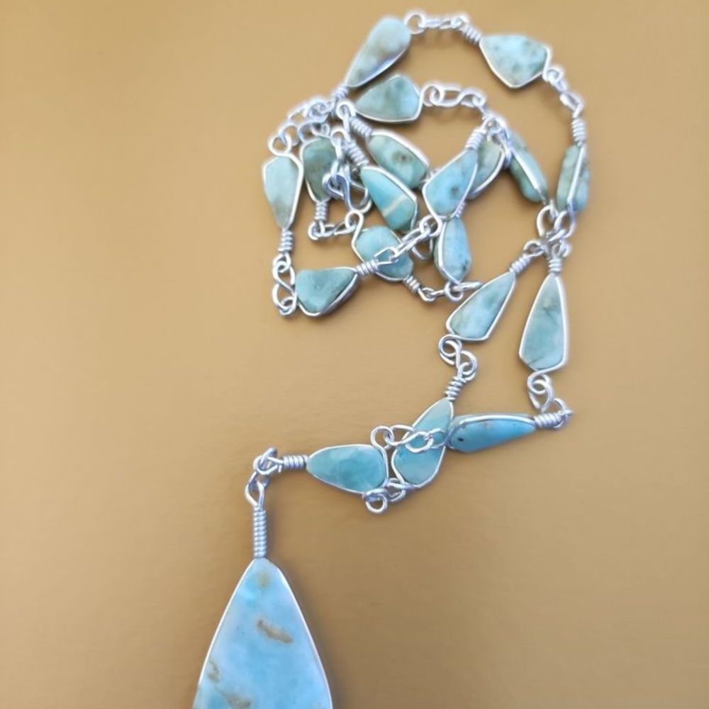 Magnifique collier mont&eacute; de v&eacute;ritables pierres de LARIMAR Bijoux et montres