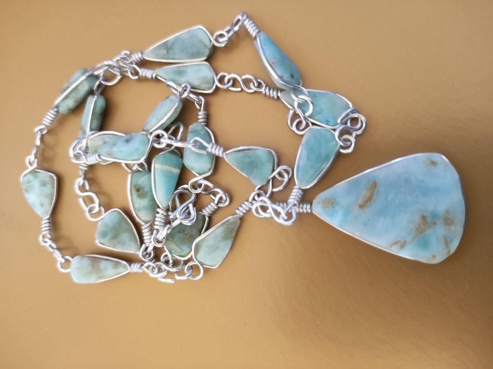 Magnifique collier mont&eacute; de v&eacute;ritables pierres de LARIMAR Bijoux et montres
