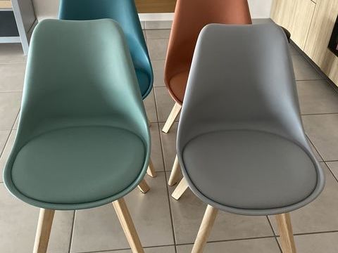 Lot de 4 chaises pieds bois couleurs assorties Sète (34)