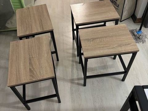 Petite table et quatre tabourets  110 Agen (47)