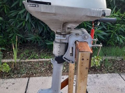 Moteurs de bateaux Moteurs de bateaux 1800 occasion Le Brusc 83140