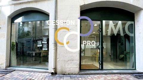 LOCAL COMMERCIAL DE STANDING A LOUER : 64 m&sup2;, EMPLACEMENT PREMIUM EN C�UR DE VILLE ! 900 30000 Nimes