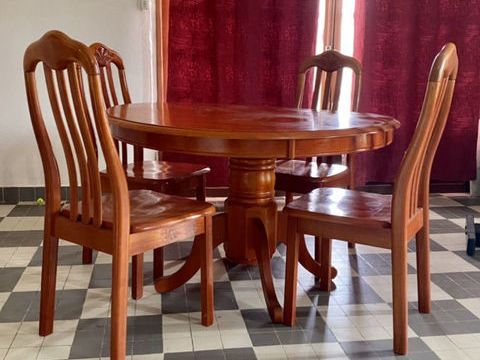 Belle table et chaises de salle  manger 250 Le Franois (97)
