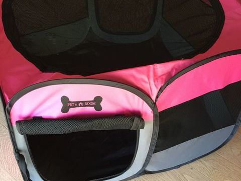 maison en polyester rose et noire 35 24290 La chapelle-aubareil