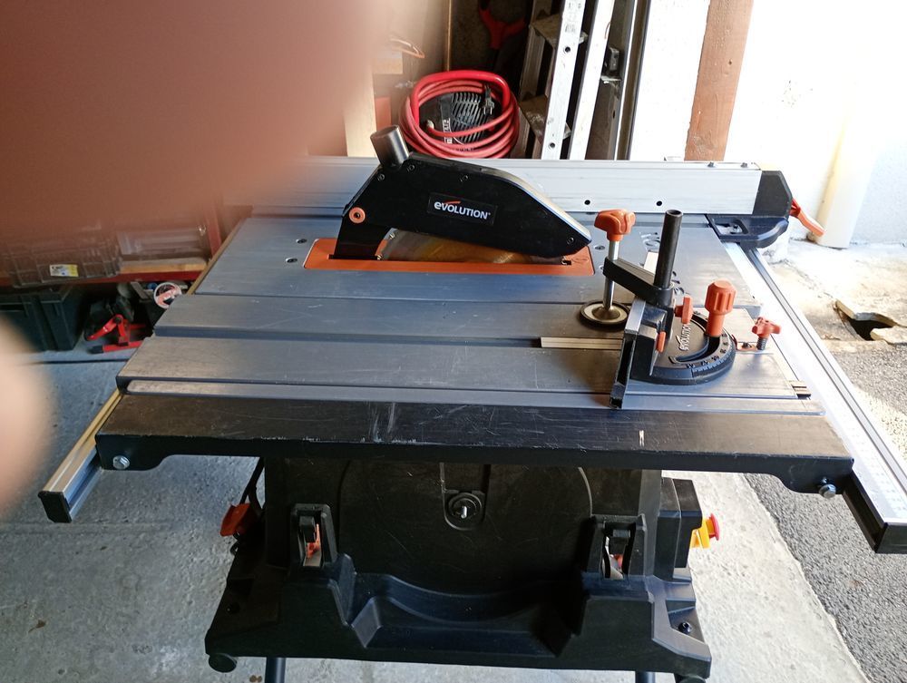 SCIE SUR TABLE EVOLUTION bon &eacute;tat Bricolage