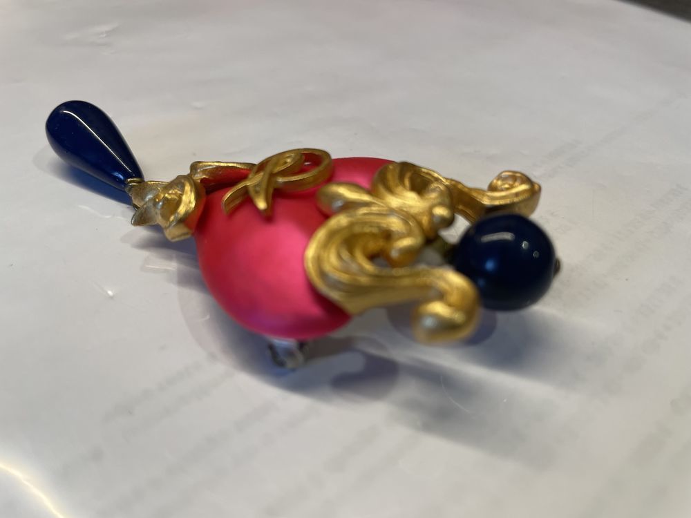 broche c?ur &eacute;maill&eacute; fuchsia sabl&eacute; avec arabesque dor&eacute; et per Bijoux et montres
