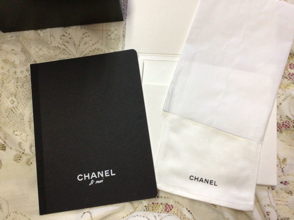 Pochette cartonn&eacute;e Chanel avec set nettoyeur sac Maroquinerie