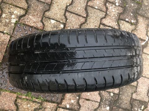 Roue de secours 4 trous avec pneu 185/60/15. 91T �tat moyen 25 M�con (71)