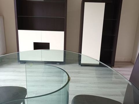 Table en verre et 6 chaises en cuir et 2 meubles  300 Saultain (59)