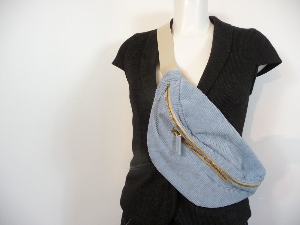Sac Banane en Velours Bleu Ciel avec 2 Poches Zipp&eacute;es Maroquinerie