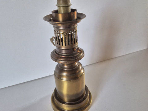 Pied de lampe � p�trole des ann�es 70-75 en laiton,  version 10 Saumur (49)