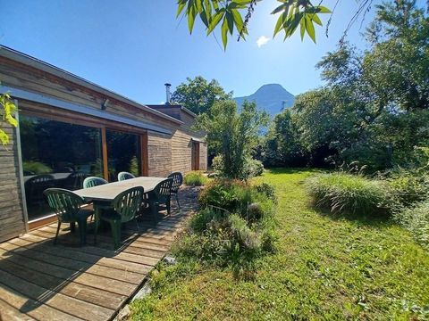    SAINT-�TIENNE-DE-CUINES, COUP DE C�UR ! D�couvrez un v�ritable petit coin de paradis ! Cette tr�s belle maison de plain-pied d'environ 115 m� dispose d'une terrasse et offre des prestations de qualit� avec une excellente performance �nerg�tique Maison - 5 pi�ce(s) - 115 m�