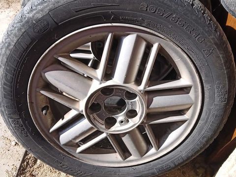 Pi&egrave;ces et &eacute;quipements Voiture Pneu voiture - roue  occasion Corbeilles 45490