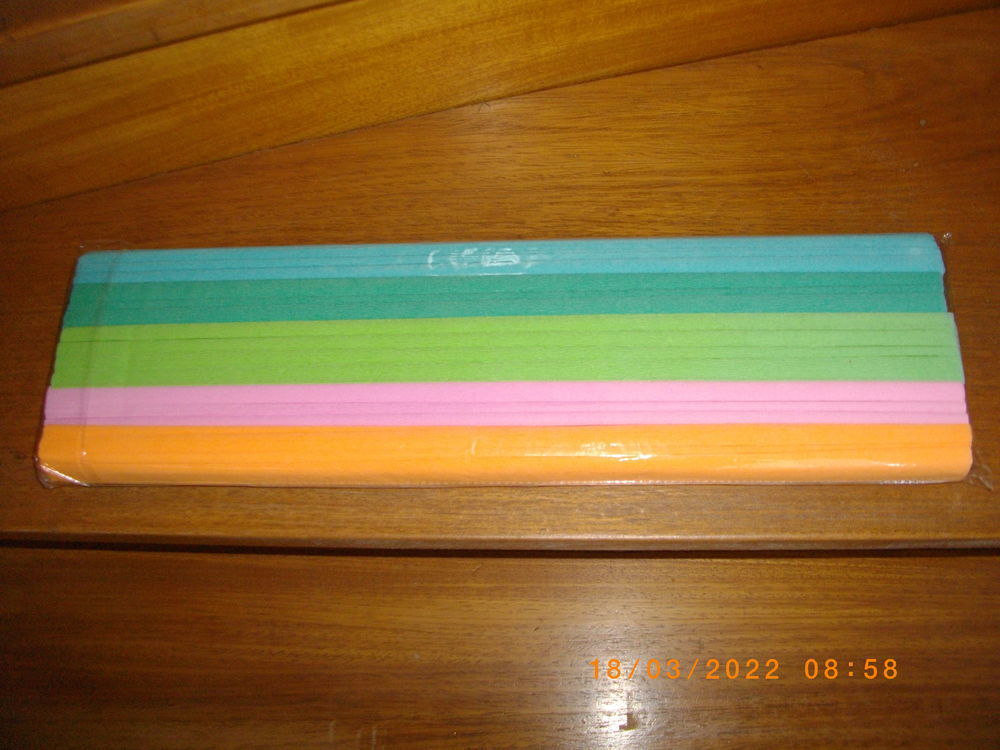 UN PAQUET DE 10 ROULEAUX DE PAPIER CREPON Décoration