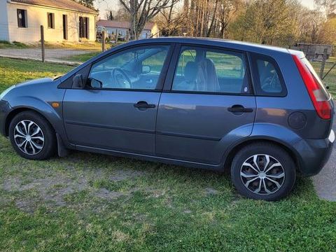 Ford Fiesta 1.6i Ghia 2003 occasion Laruscade 33620