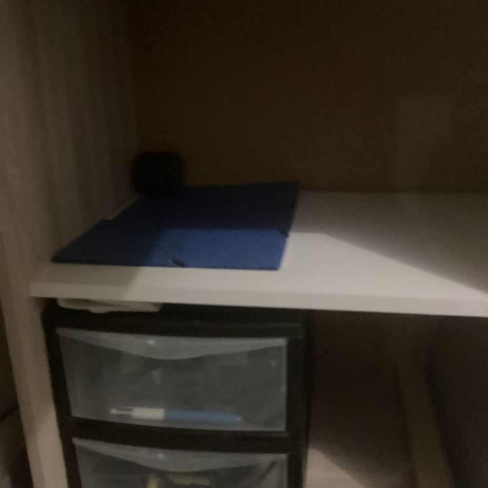 Bureau d'angle beige et blanc, meubles attenant, Meubles