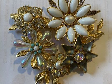Broche dorée fleurs feuilles en triangle GM avec cabochons b 540 Vigneux-sur-Seine (91)