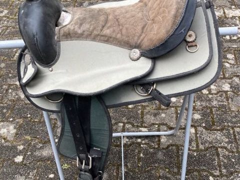 Selle western synth&eacute;tique 120 38260 La côte-saint-andré