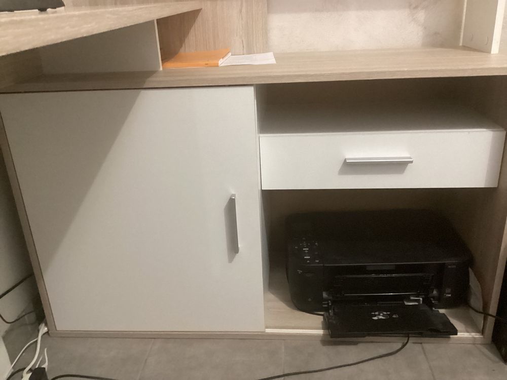 Bureau d'angle beige et blanc, meubles attenant, Meubles