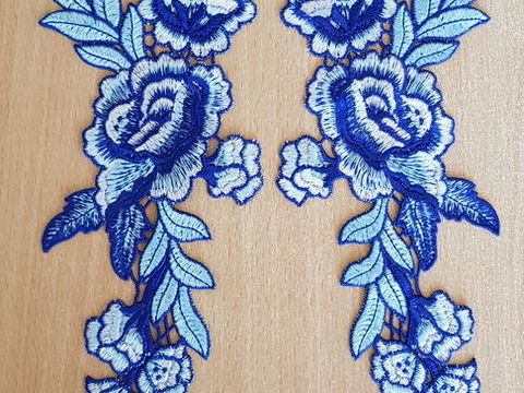 Ecusson decoration 
Paire de fleur brod�e
Bleu, blanc 
28x11 6 Carnon Plage (34)