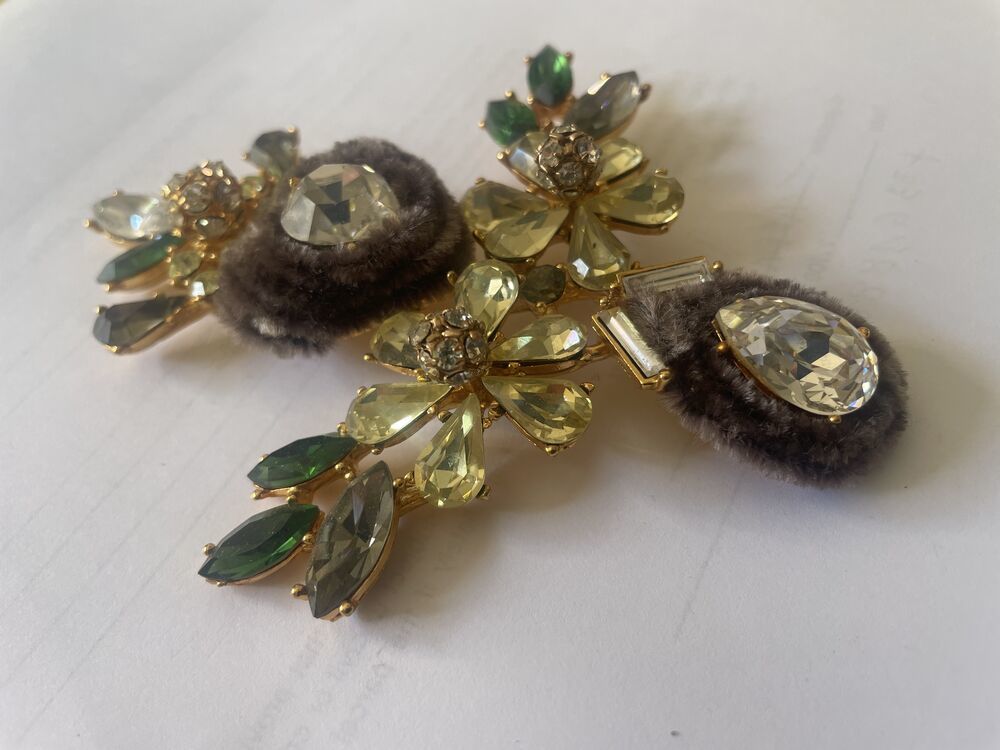 Broche Demi-Croix GM Strass Multicolore Coeur Crystal velour Bijoux et montres