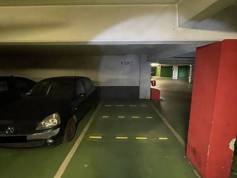  Parking / Garage  louer 2 m