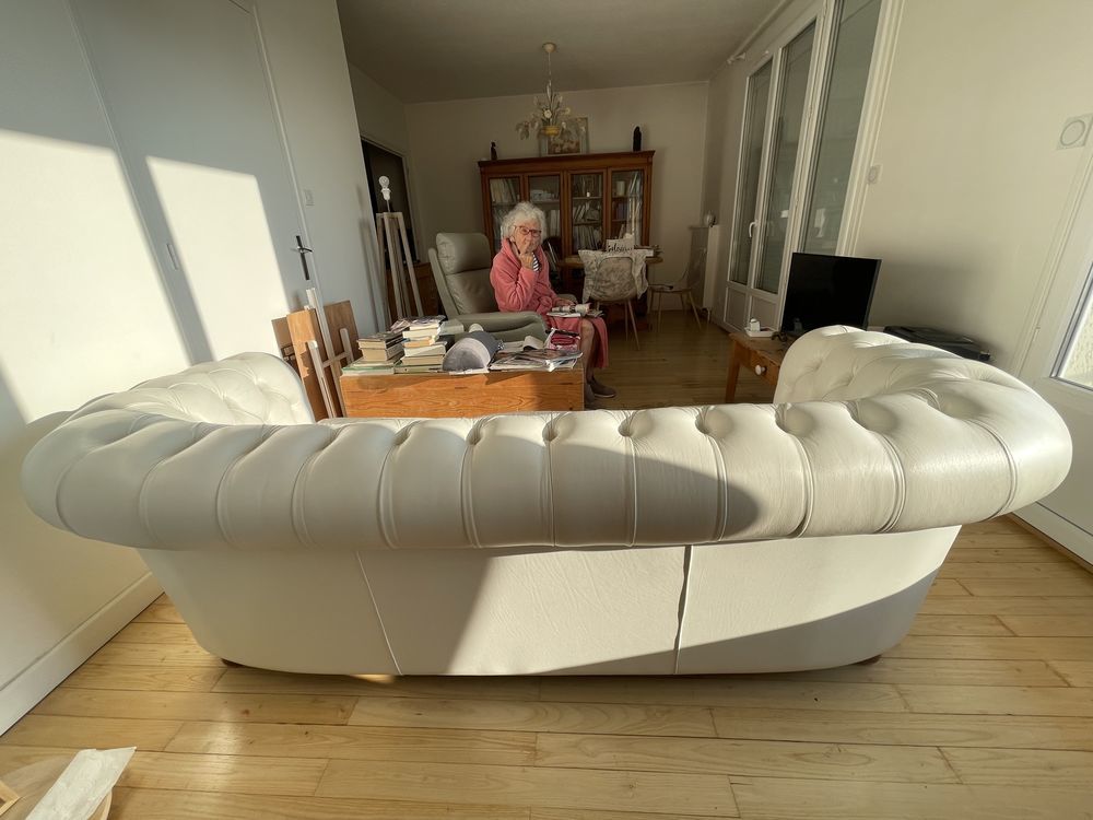 Canap&eacute;+Chesterfield+en+cuir+blanc Meubles