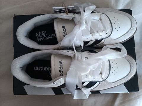 Baskets Adidas blanches bandes noires Orchies (59)