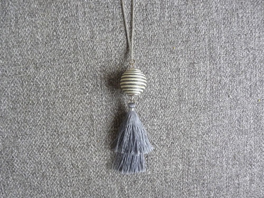 Collier/ Sautoir en M&eacute;tal Argent&eacute; avec son Pompon Gris Bijoux et montres