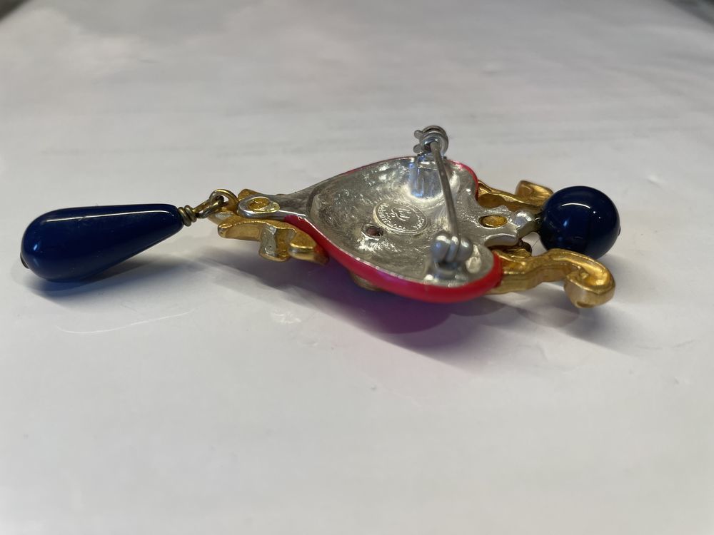 broche c?ur &eacute;maill&eacute; fuchsia sabl&eacute; avec arabesque dor&eacute; et per Bijoux et montres