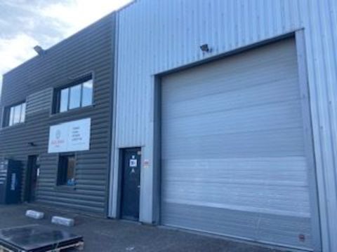 BRIGNAIS : 525 M2 DONT 250 M2 DEPOT + 275 M2 BUREAUX 4000 69530 Brignais