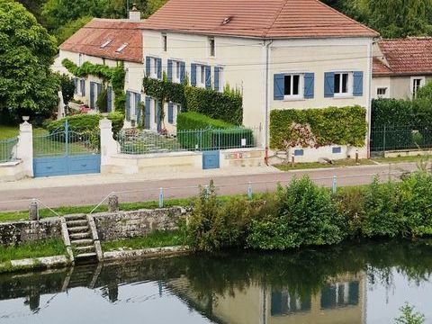   GRANDE LONGERE AU SUD D'AUXERRE ? YONNE ? BOURGOGNE -
Maison - 13 pi�ce(s) - 377 m�