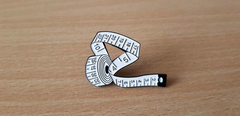 badge broche pins pin's
en m�tal �maill�
m�tre de couturi�re 5 Carnon Plage (34)
