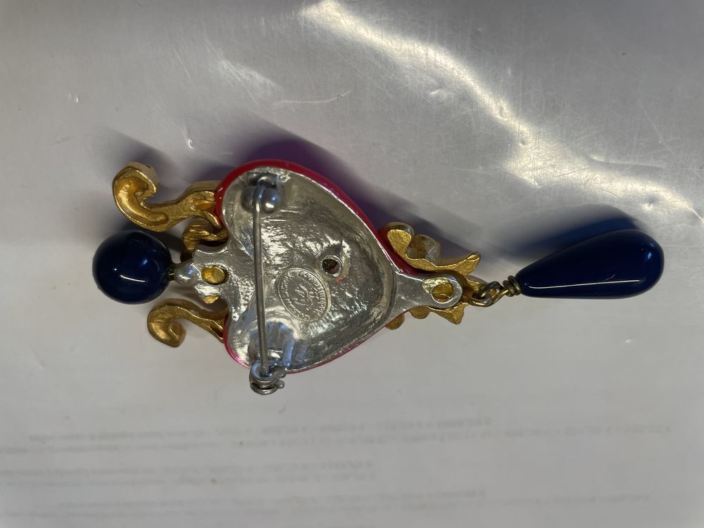 broche c?ur &eacute;maill&eacute; fuchsia sabl&eacute; avec arabesque dor&eacute; et per Bijoux et montres