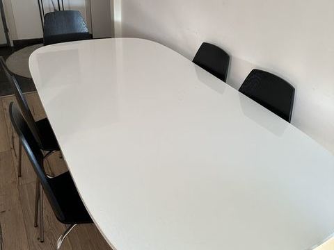 Table blanche avec 6 chaises noires 250 Rosny-sous-Bois (93)