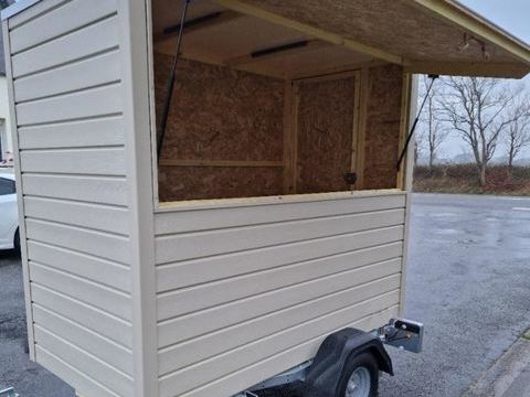 Remorque magasin / boutique ch&acirc;ssis 500kg: 2500 euros 2500 29880 Plouguerneau
