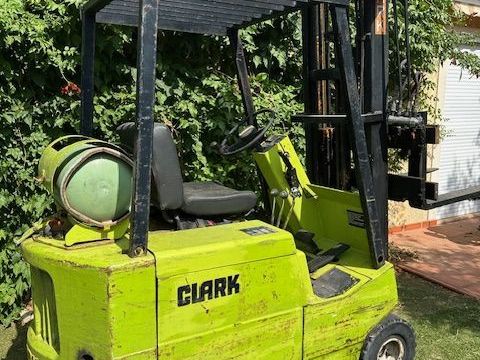 élévateur Clark 4000 34230 Saint-pons-de-mauchiens
