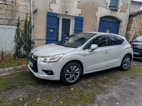 Citro&euml;n DS4 e-HDi 115 So Chic 2014 occasion Champeaux-et-la-Chapelle-Pommier 24340