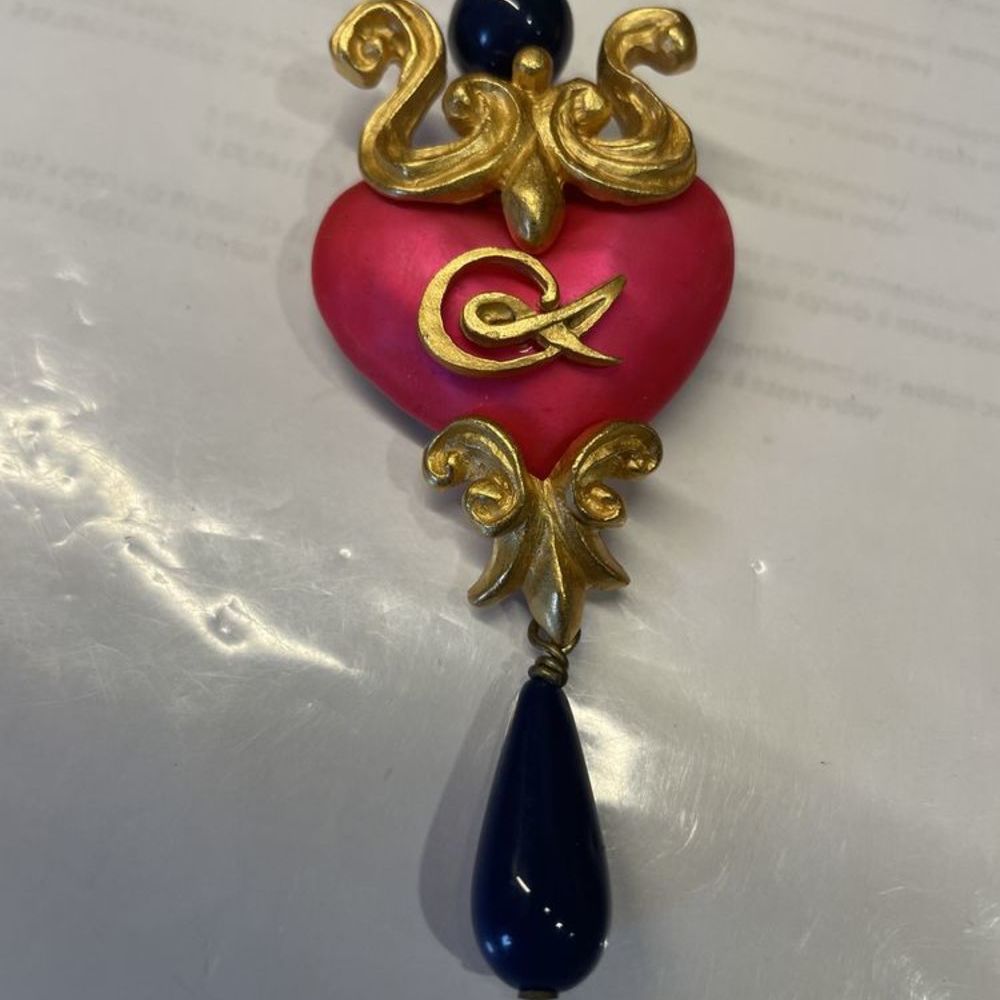 broche c?ur &eacute;maill&eacute; fuchsia sabl&eacute; avec arabesque dor&eacute; et per Bijoux et montres