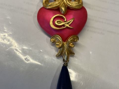 broche c?ur émaillé fuchsia sablé avec arabesque doré et per 345 Vigneux-sur-Seine (91)
