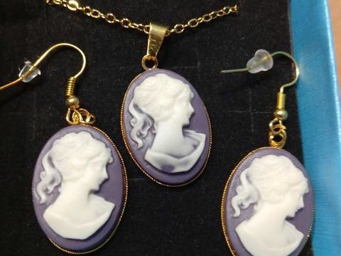 parure+cam&eacute;e+reine+Victoria+inoxydable+hypo+agergique+neuf 20 02170 Barzy-en-thi�rache