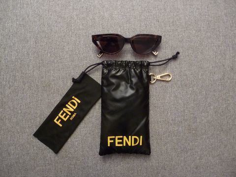 Monture/ Lunettes de Soleil  Oeil de Chat  Marron- Fendi  325 Paris 15 (75)
