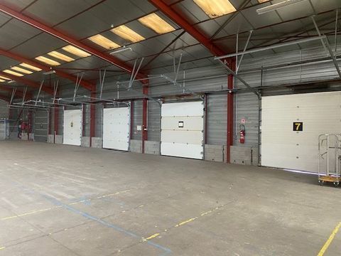 SAINT PRIEST : LOCAL 1.850 M2 QUAIS DE DÉCHARGEMENT - LOYER A SAISIR 9600 69800 Saint-priest