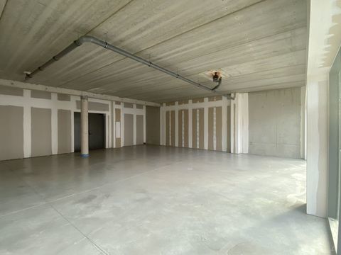 Grand local avec vitrine à louer 913 66380 Pia