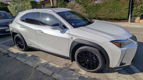 Lexus UX MC 300h 2WD Luxe 2025 occasion Brignoles 83170