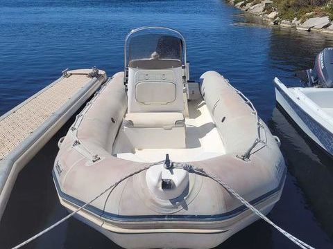 Bateaux &agrave; moteur Pneumatique - Semi-rigide 2002 occasion Fourques 66300