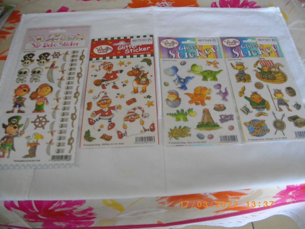QUATRE PAQUETS DE PLAQUES DE STICKERS POUR ENFANT Jeux / jouets
