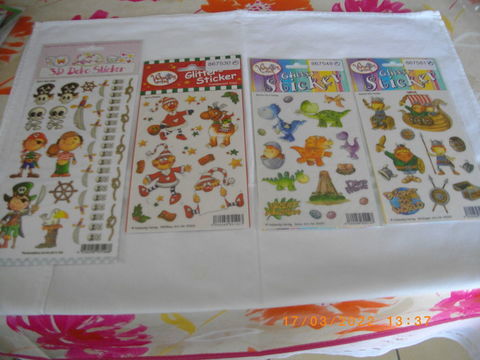 QUATRE PAQUETS DE PLAQUES DE STICKERS POUR ENFANT 8 Perros-Guirec (22)